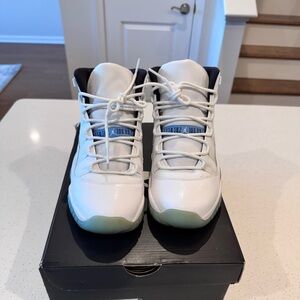 Jordan 11 Retro White Legend Blue, men size 6.5 / women’s size 8